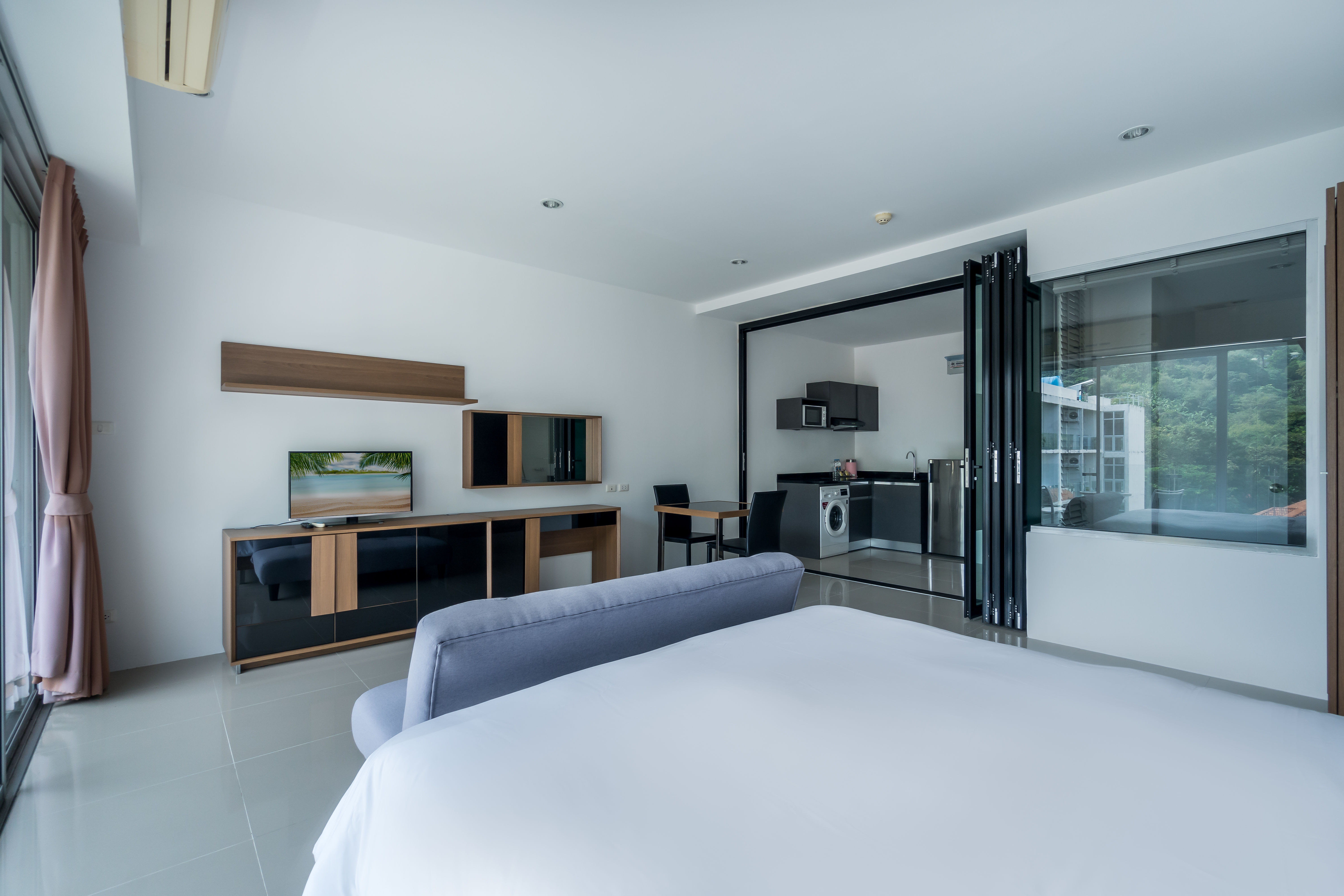 Чик Кондо — просторная студия с видом на джунгли у пляжа Карон от Redfox Hospitality